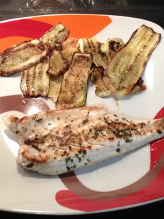 Una foto de Pescado (Lubina o dorada al gusto) y calabacín a la plancha