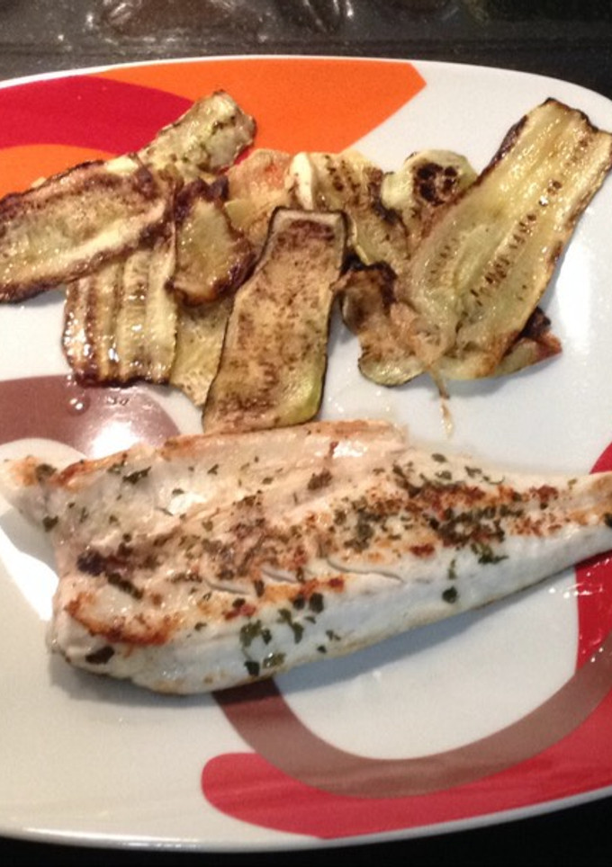 Una foto de Pescado (Lubina o dorada al gusto) y calabacín a la plancha