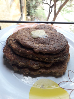Una foto de Hot cakes de avena, manzana, plátano y semillas