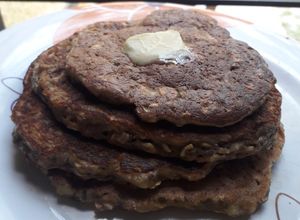 Una foto de Hot cakes de avena, manzana, plátano y semillas