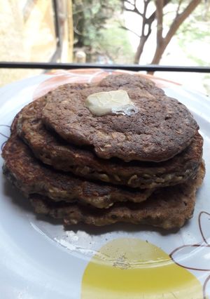 Una foto de Hot cakes de avena, manzana, plátano y semillas
