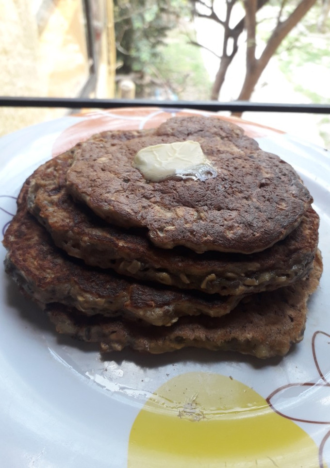 Una foto de Hot cakes de avena, manzana, plátano y semillas