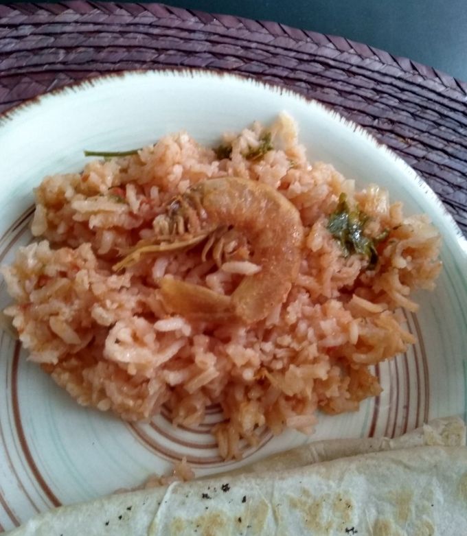 Una foto de Arroz con camarón seco