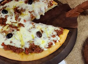 Una foto de 🇮🇹🍕 Pizza bolognesa con stracciatella casera 🍕🇮🇹 Una vuelta de tuerca a la carne picada
