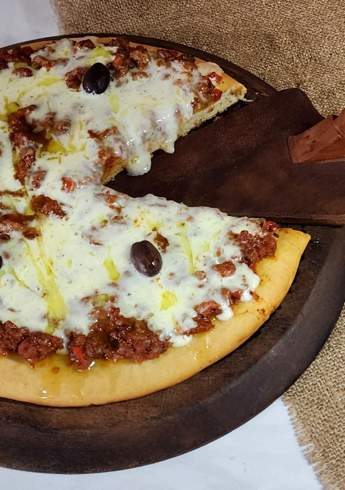Una foto de 🇮🇹🍕 Pizza bolognesa con stracciatella casera 🍕🇮🇹 Una vuelta de tuerca a la carne picada