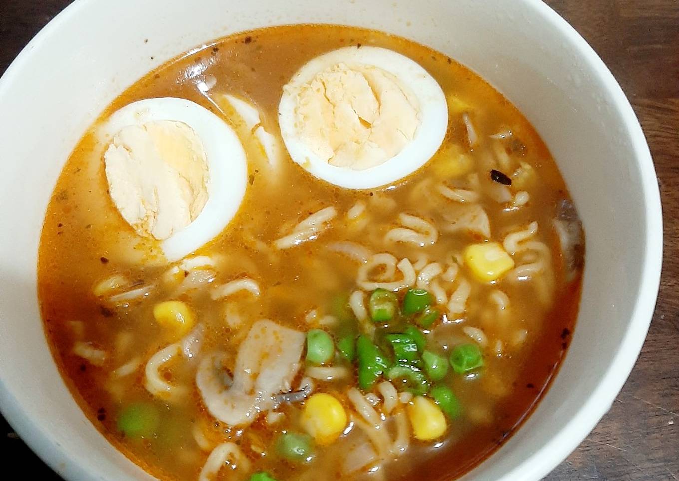 Sopa de champiñones con fideos y huevo