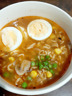 Una foto de Sopa de champiñones con fideos y huevo