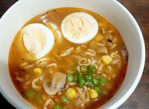 Una foto de Sopa de champiñones con fideos y huevo