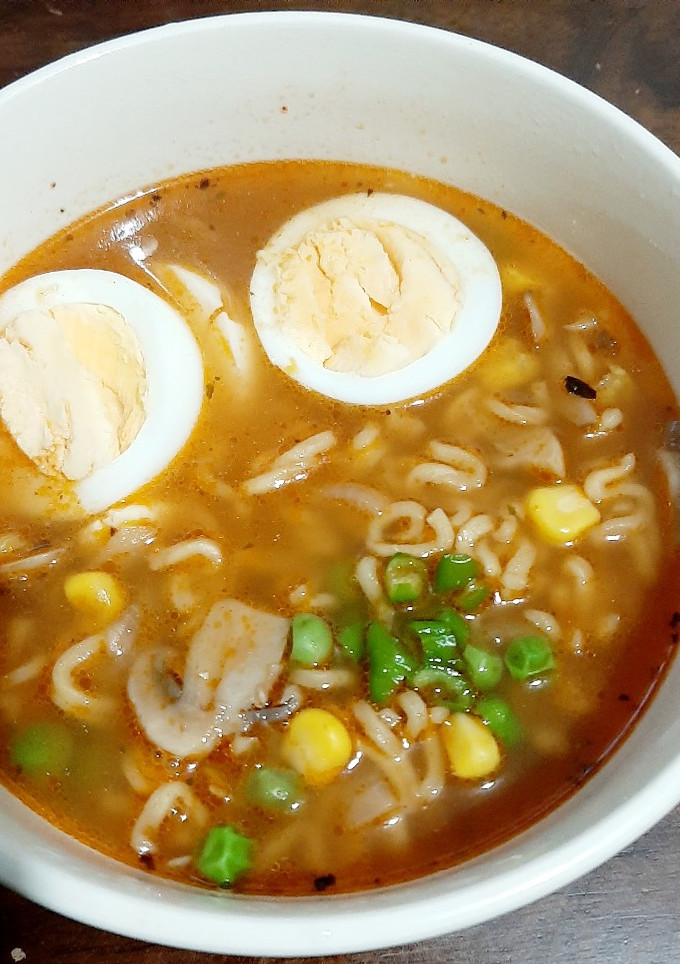 Una foto de Sopa de champiñones con fideos y huevo