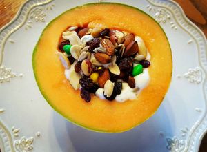 Una foto de Melón con nieve y frutas secas