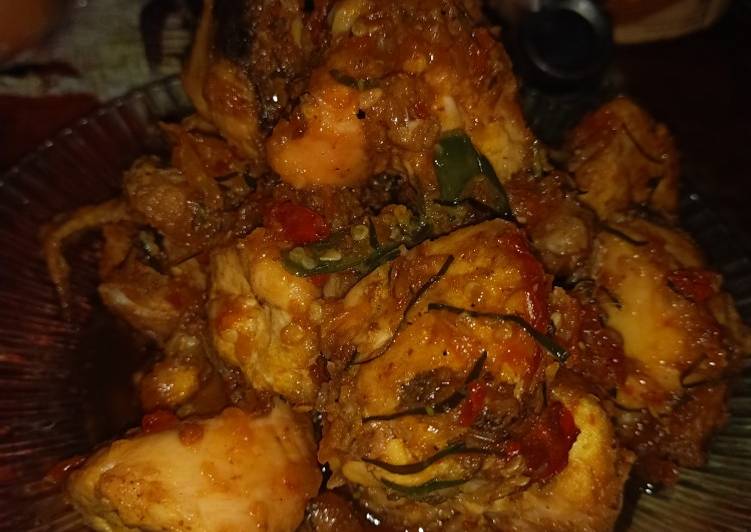 Cara Gampang Menyajikan Ayam pedas daun jeruk, Enak