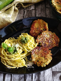Cukkini-sárgarépa tallérok pestós spagettivel recept fotója