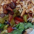 Ensalada tibia de Pollo, frutos secos, dátiles, pepinillos y orejones
