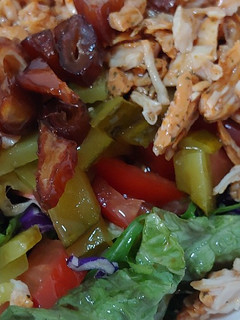 Una foto de Ensalada tibia de Pollo, frutos secos, dátiles, pepinillos y orejones