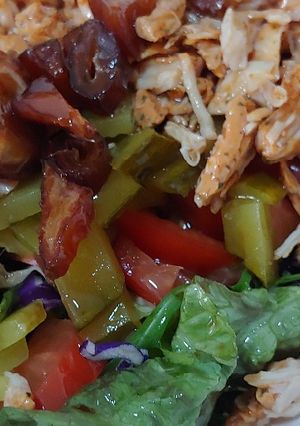 Foto principal de Ensalada tibia de Pollo, frutos secos, dátiles, pepinillos y orejones