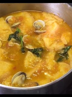 Una foto de Sopa de tomates con almejas