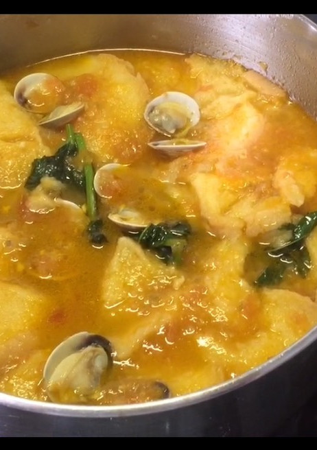 Una foto de Sopa de tomates con almejas