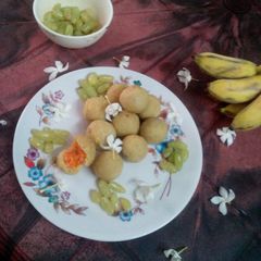 A picture of Green grapes laddo.