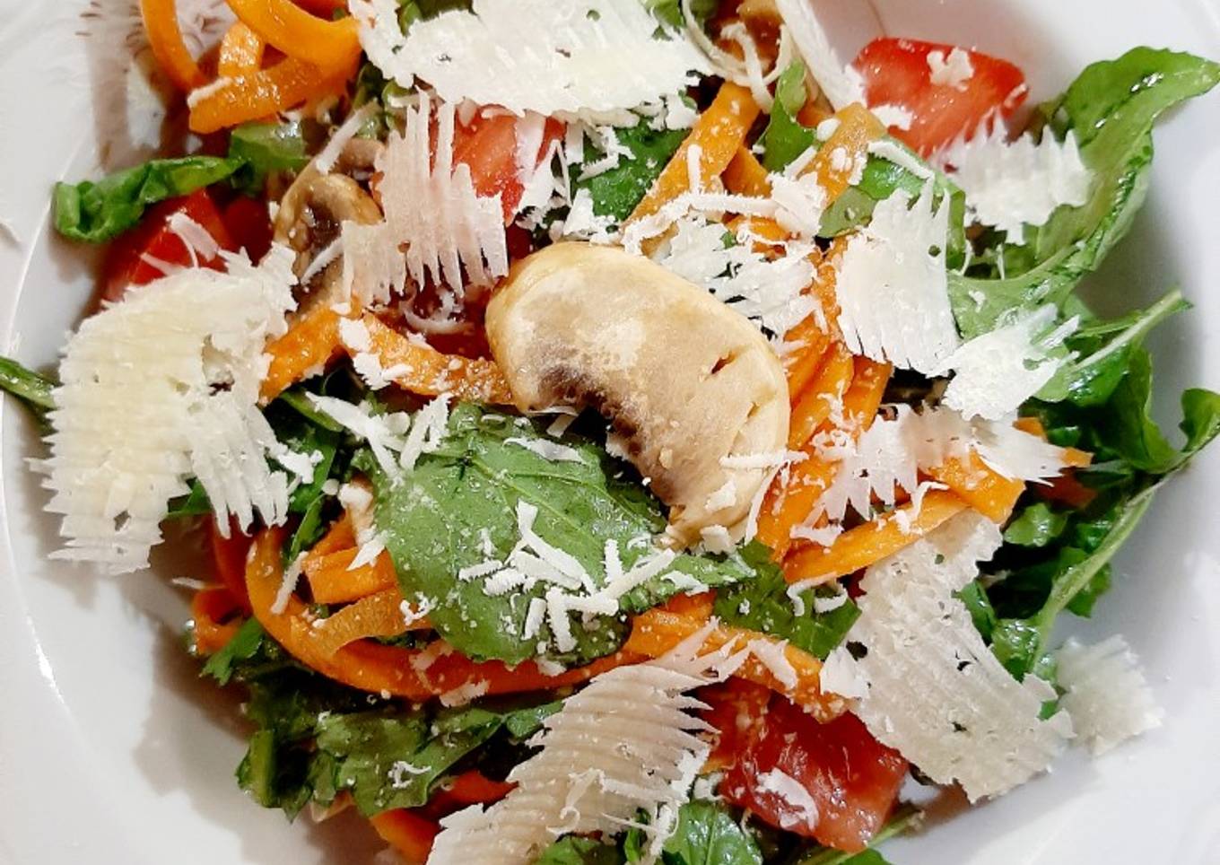 Ensalada de rúcula, zanahoria, champiñones y tomate