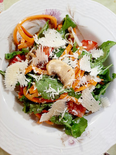 Una foto de Ensalada de rúcula, zanahoria, champiñones y tomate