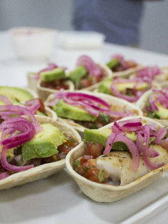Una foto de Tacos de pescado, con mahonesa de chipotle y pico de gallo