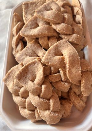 Una foto de Trenzas de hummus veganas para dipear. Snacks saludables