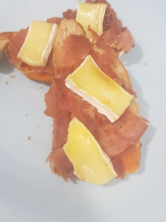 Una foto de Torrada de jamón y queso brie