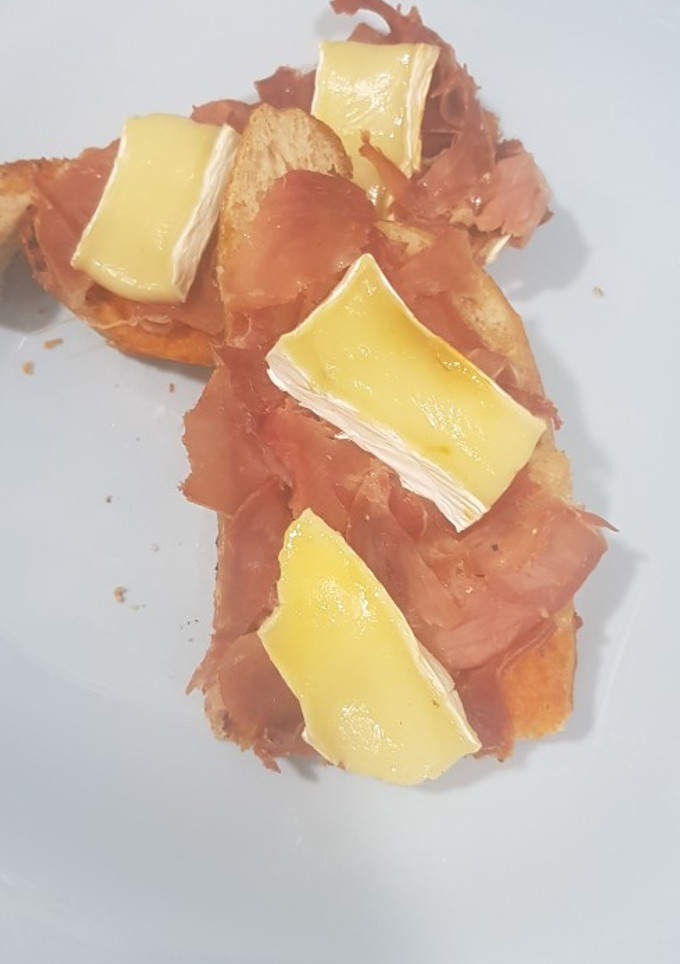 Una foto de Torrada de jamón y queso brie