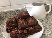 Una foto de brownie de banana en microondas