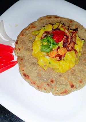 A picture of Zhunka bhakar.