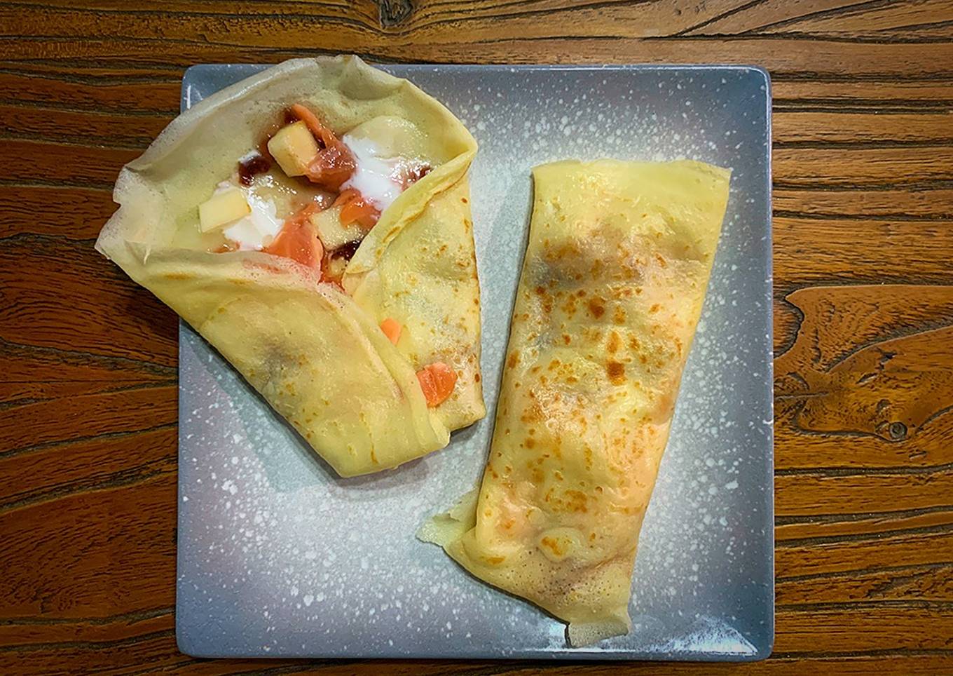 Crepes de salmón ahumado, queso de cabra y manzana