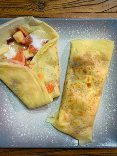 Una foto de Crepes de salmón ahumado, queso de cabra y manzana