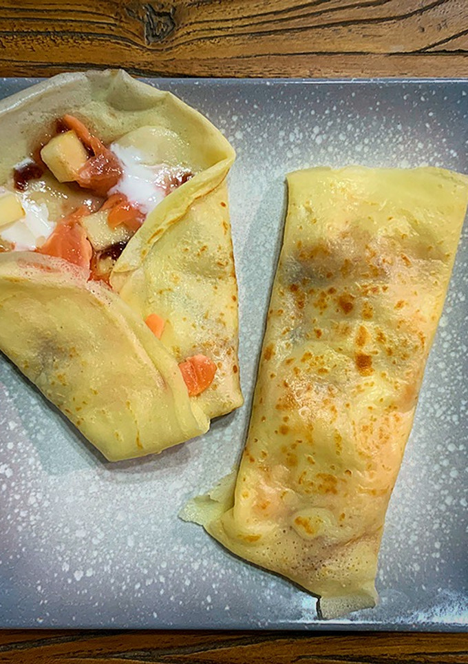 Una foto de Crepes de salmón ahumado, queso de cabra y manzana