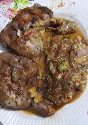 Una foto de Patamuslo con verduras en una sartén essen