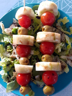 Una foto de Ensalada en brochetas