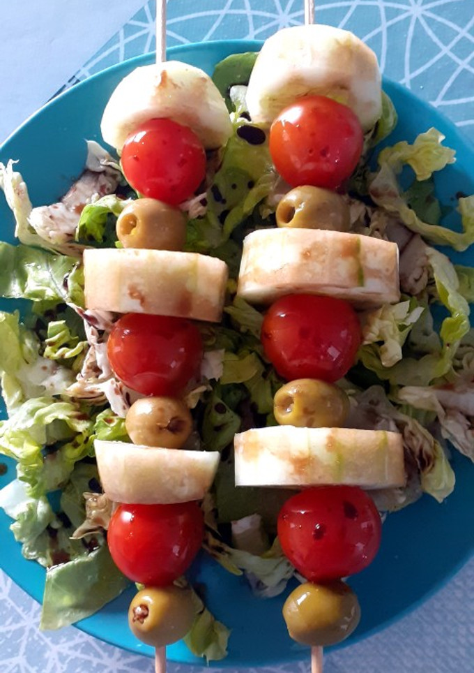 Una foto de Ensalada en brochetas