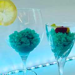 Foto di Risotto al blu curaçao, uova di lombo e zeste di limone