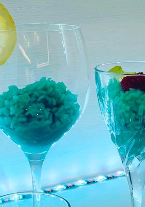 Foto di Risotto al blu curaçao, uova di lombo e zeste di limone