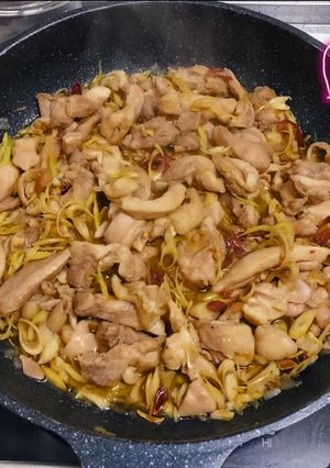 Hình của món Gà xào sả ớt.