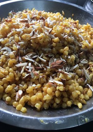 મીઠી બુંદી (Mithi Boondi Recipe In Gujarati) રેસીપી મુખ્ય ફોટો