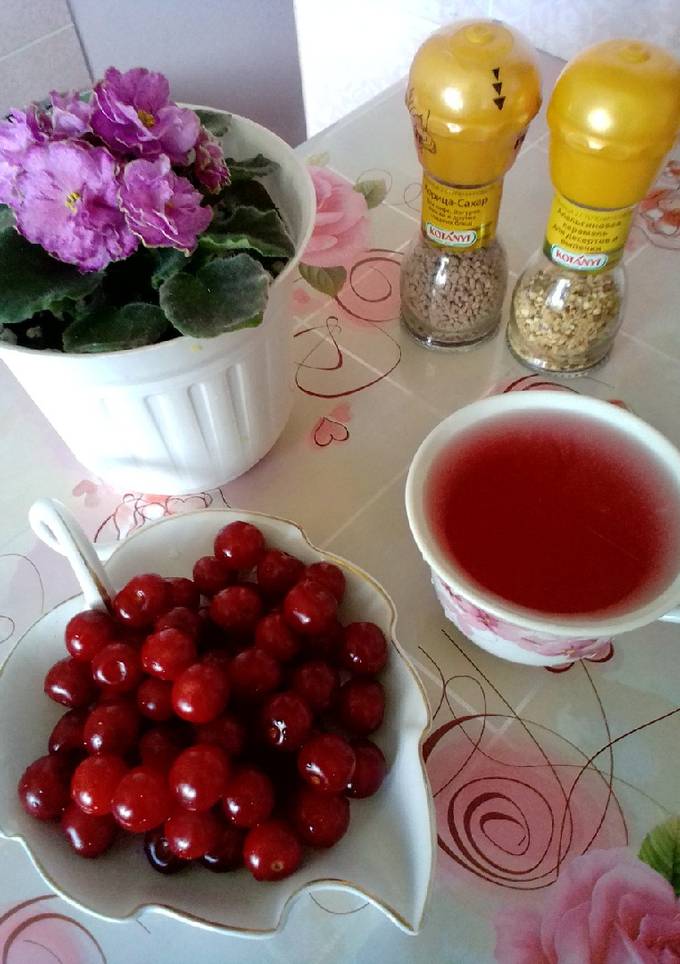 Компот з вишень та корицею