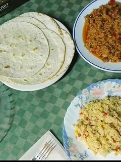 Una foto de Fajitas con relleno de carne picada y arroz tres delicias!