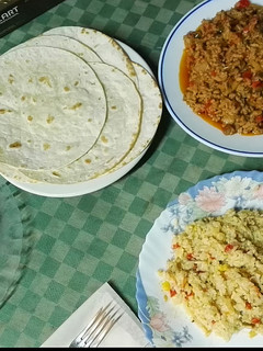Una foto de Fajitas con relleno de carne picada y arroz tres delicias!