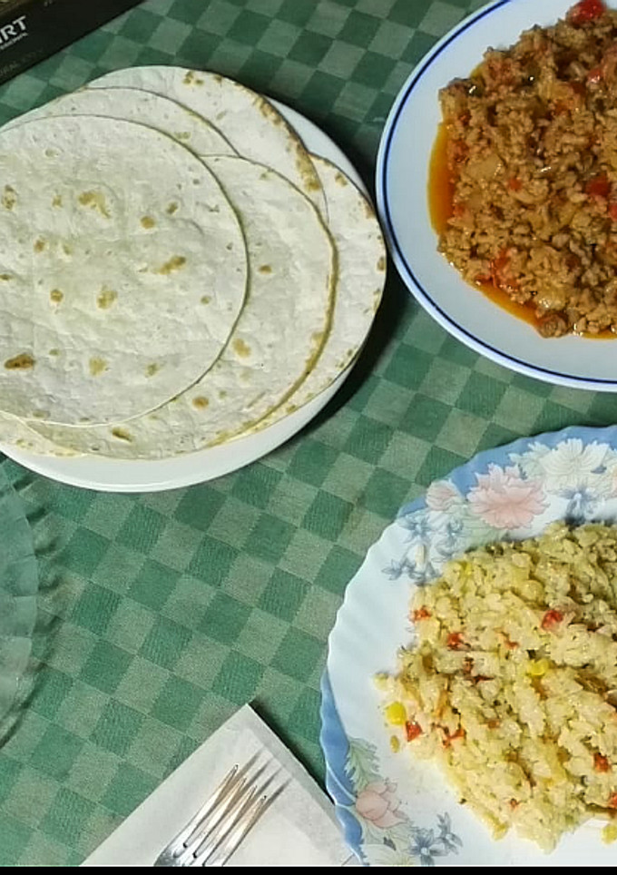 Una foto de Fajitas con relleno de carne picada y arroz tres delicias!