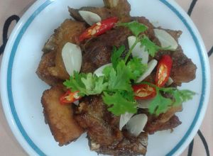 Hình của món Sườn non rim tỏi.