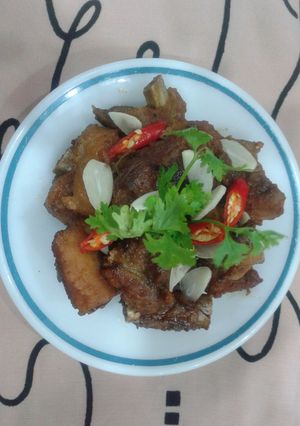 Hình của món Sườn non rim tỏi.
