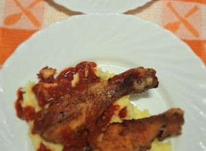 O poză a rețetei Ostropel de pui de casă cu sos delicios de roșii de casă cu piure de cartofi și o salată proaspătă.