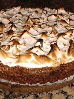 Una foto de Torta brownie con dulce de leche y merengue italiano