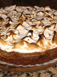 Una foto de Torta brownie con dulce de leche y merengue italiano