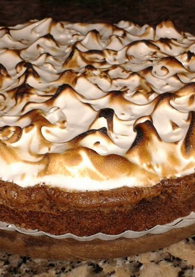 Una foto de Torta brownie con dulce de leche y merengue italiano